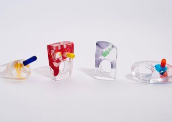 Студентката Теодора Николова представя бижута от стъкло в Испания