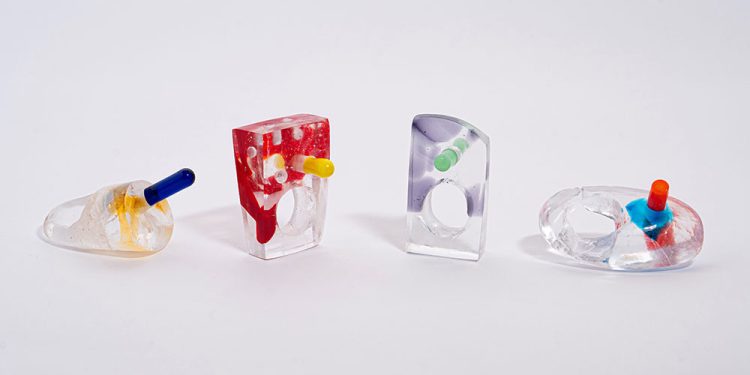 Студентката Теодора Николова представя бижута от стъкло в Испания