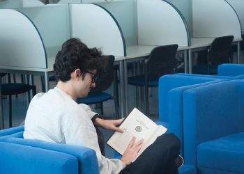 Подарената книга и приказките в детството стимулират четенето