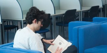 Подарената книга и приказките в детството стимулират четенето