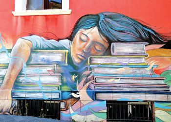 Подарената книга и приказките в детството стимулират четенето