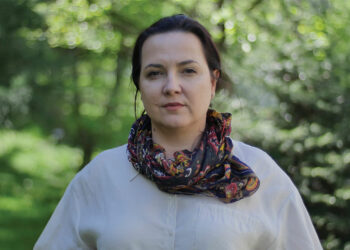 Лято на къси панталонки, цветя и принтове на картини