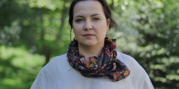 Лято на къси панталонки, цветя и принтове на картини