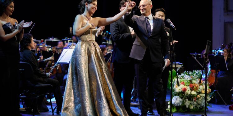 На 18 Александрина Михайлова печели стипендия от  Райна Кабаиванска, на 23 пее в Ла Скала