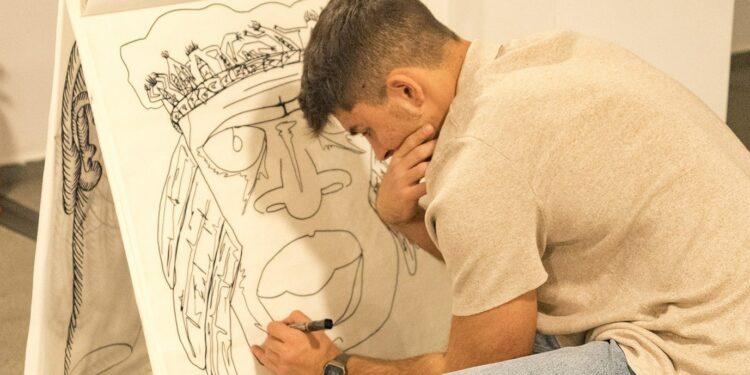 Близо 50 студенти се включиха в 6-часово рисуване