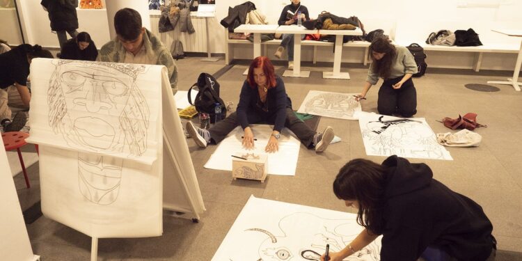 Близо 50 студенти се включиха в 6-часово рисуване