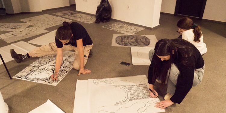 Близо 50 студенти се включиха в 6-часово рисуване