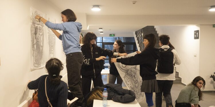 Близо 50 студенти се включиха в 6-часово рисуване