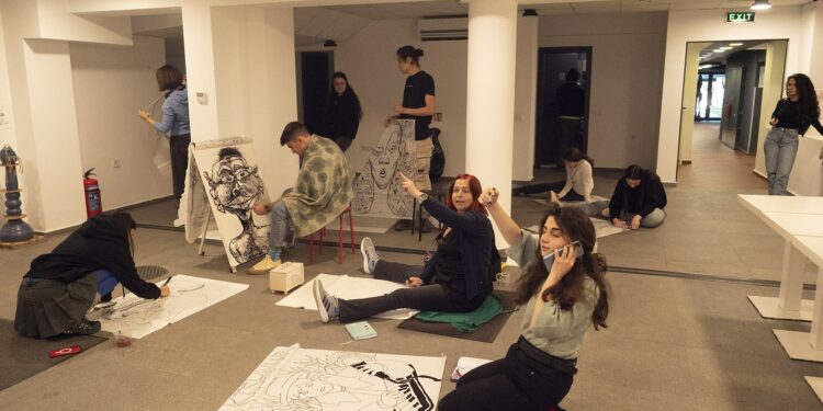 Близо 50 студенти се включиха в 6-часово рисуване