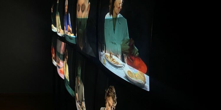 Боклукчийски кофи с видеомонолози в Двореца