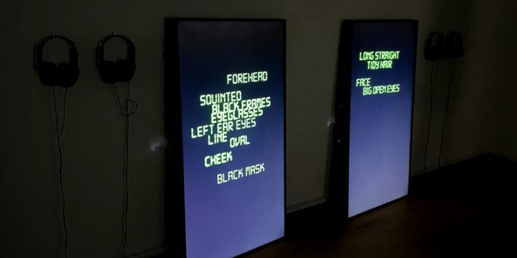 Боклукчийски кофи с видеомонолози в Двореца