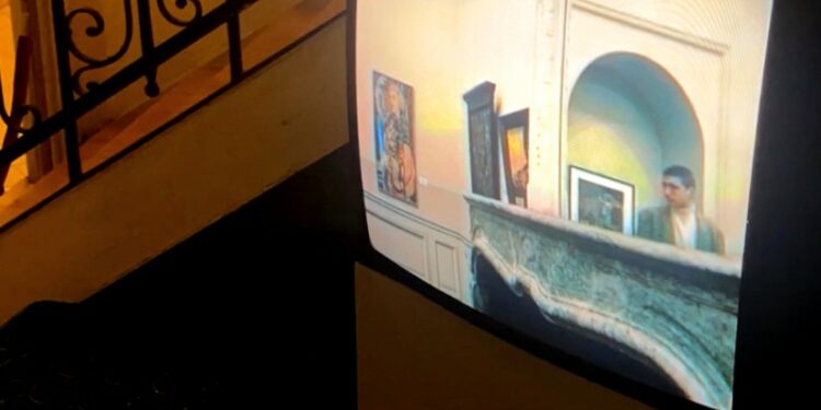 Боклукчийски кофи с видеомонолози в Двореца