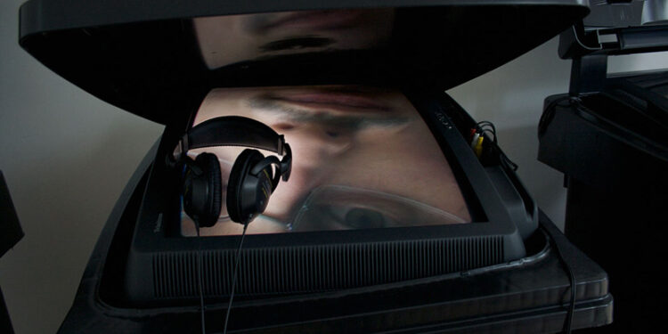 Боклукчийски кофи с видеомонолози в Двореца