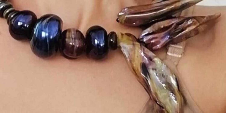 МАГИЯТА НА СТЪКЛЕНИТЕ БИЖУТА